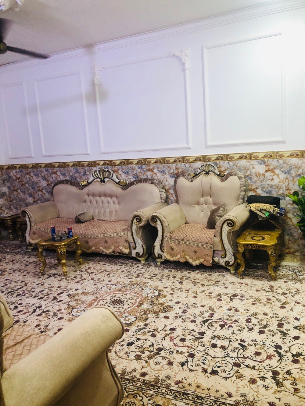 بيت للبيع مساحه 200 متر الطابق الاول يحتوي على (استقبال ،مطبخ +مطبخ حراري، غرف نوم عدد 2 ، صاله وحمامات داخليه وخارجيه ،مخزن+محل)
الطابق الثاني يحتوي على 
(غرف نوم عدد 4 ،صاله،حمام ، بلكونه جميله)
مكان المنزل ميسان حي الامام صادق للستفسار اتصل على هذا رقم*********** متواجد خط + واتساب