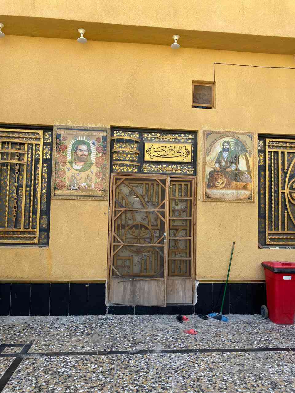 عرض مميز 🔥💥
تفاصيل البيت:
الفيروزيه شارع ١٦ 
طابو صرف زراعي المالك موجود 
المساحه ٢٧٥ على شارعين فرعيات
الطابق الأول غرفه وهول ومطبخ وصحيات 
الطابق الثاني ثلاث غرف وهول وصحيات 
ديوان او حسينية  مع طارمه ومخزن وصحيات خارجيه  بناء حديث !
السعر ١٨٠ مليون وبيه مجال ***********
