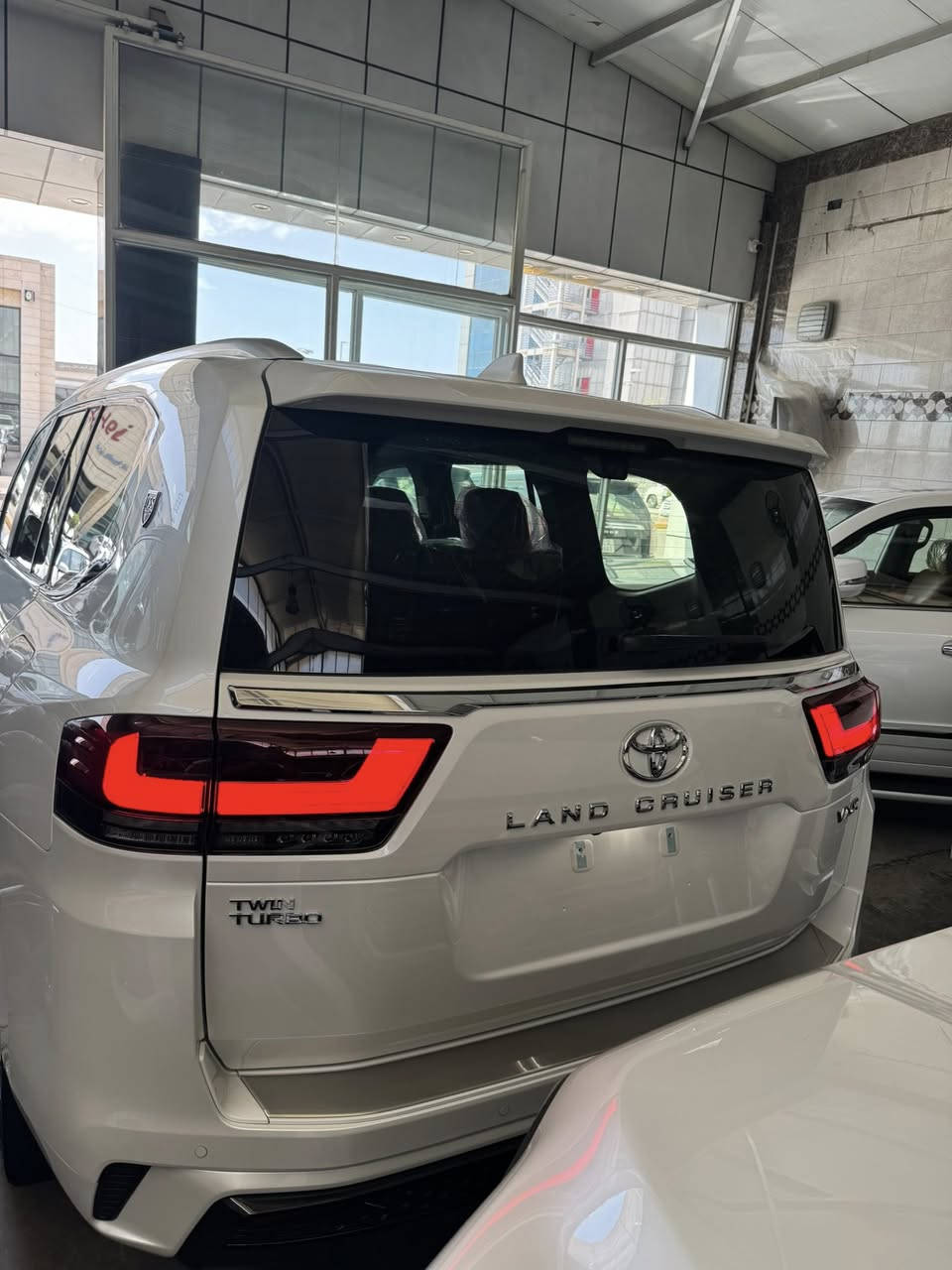 السلام عليكم 

لاند كروز 2026 ساس VXR 

فول مواصفات 1/1 

داخل احمر 

ابواب شفط 

سياره محرك 3.5 تون توربو بانزين 

عداد المسافه صفر كيلو متر 

للأستفسار اكثر يرجى الاتصال على الرقم 

***********
