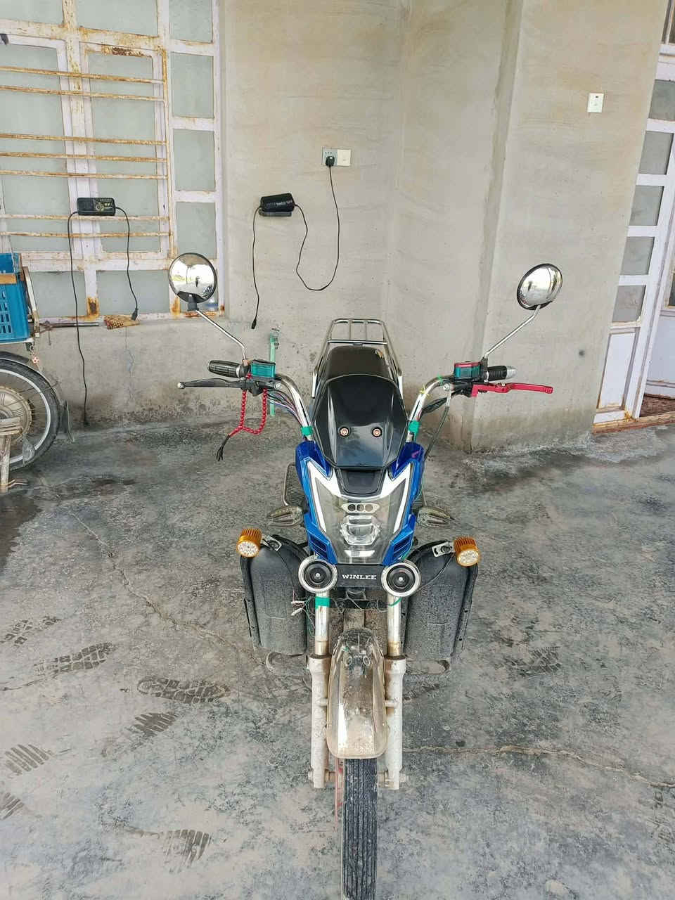 دراجه شحن للبيع السعر 400بيها مجال مكان حي الشهداء قرب علي نجيه البطاريات يقرن 10ونص رقم صاحب الدراجه *********** اني مكلف بلنشر
