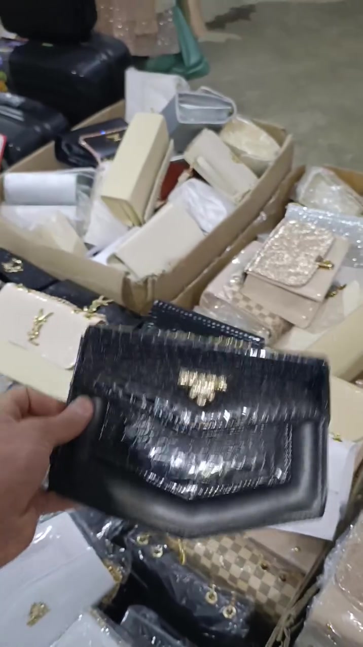 شناتي كتف بسعر ٤٠ الف 
وجامبو ٤٥ الف 
العنوان دير الزور شارع الوادي جانب اتصالات عمر اليزن القديم 
للتواصل ٠٩٣٥١٢٩٨٦٥ واتس آب


**إذا كنت صاحب هذا الإعلان وتريد حذفه لأي سبب، رجاءا أرسل رسالة إلى الدعم الفني**
