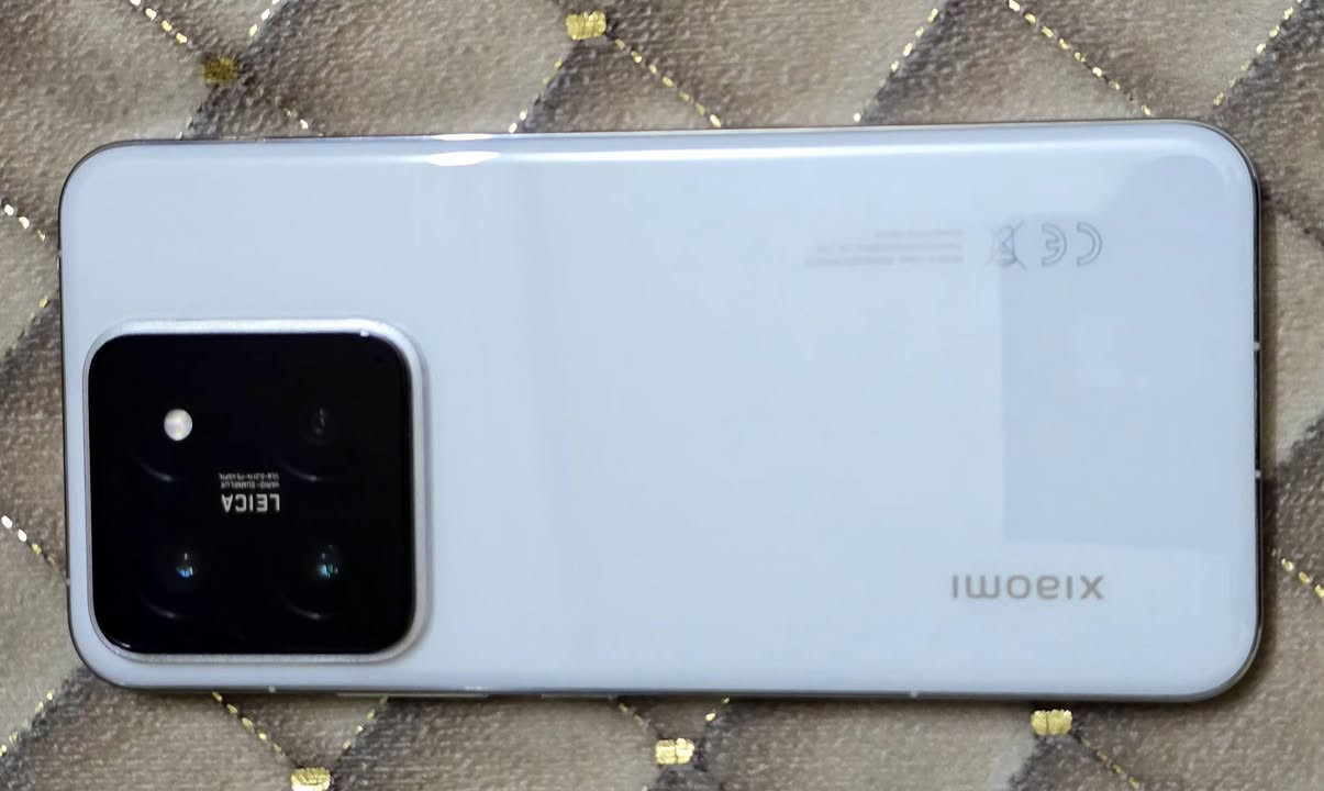 ​📱 مواصفات Xiaomi 14 (شاومي 14) للبيع 
🚀 الأداء والسرعة
​المعالج: Snapdragon 8 Gen 3 (أقوى معالج من كوالكوم وقت إصداره)، يدعم تشغيل أثقل الألعاب والبرامج بسلاسة تامة.
​الذاكرة (RAM):  16 جيجابايت.
​التخزين:   512 جيجابايت 
​📸 الكاميرات (بالتعاون مع Leica)
​الكاميرا الخلفية: ثلاثية العدسات بدقة 50 ميجابكسل لكل منها (رئيسية، زاوية واسعة، وتقريب Telephoto).
​العدسات: عدسات Summilux الاحترافية التي تعطي ألواناً واقعية جداً وعزلاً طبيعياً للصور.
​الفيديو: يدعم التصوير بدقة 8K وتصوير السينما بدقة 4K.
​📺 الشاشة والبطارية
​الشاشة: LTPO OLED بحجم 6.36 إنش، تدعم 120Hz وسطوع هائل يصل لـ 3000 nits (واضحة جداً تحت الشمس).
​البطارية: 4610 مللي أمبير.
​الشحن: يدعم الشحن السلكي السريع جداً بقوة 90 واط (يشحن بالكامل في حوالي 31 دقيقة) وشحن لاسلكي بقوة 50 واط.
غراض كاملة السعر 850 وبيه مجال قليل صار شهر  من اخذته


**إذا كنت صاحب هذا الإعلان وتريد حذفه لأي سبب، رجاءا أرسل رسالة إلى الدعم الفني**