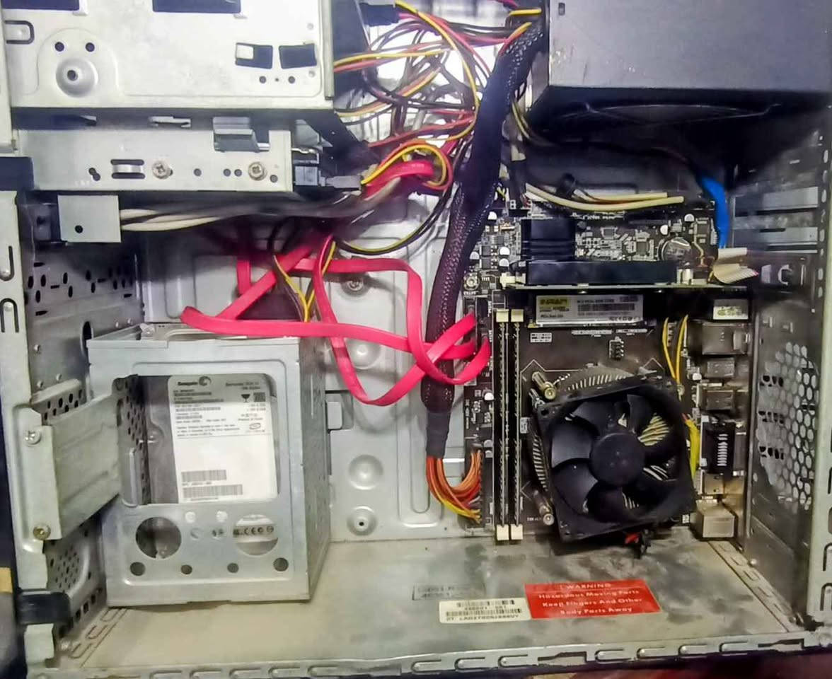 كيس فقط 
معالج كور i7 جيل رابع 
رام 16G
هارد m2 128g
هارد hdd 500g
هارد hdd 160g
باور 500w
كارت شاشه gt 210 
السعر 150 الف بغداد, العراق


**إذا كنت صاحب هذا الإعلان وتريد حذفه لأي سبب، رجاءا أرسل رسالة إلى الدعم الفني**