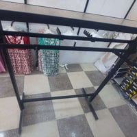 عارضة ملابس • حديد ثقيل • مستعملة شهرين