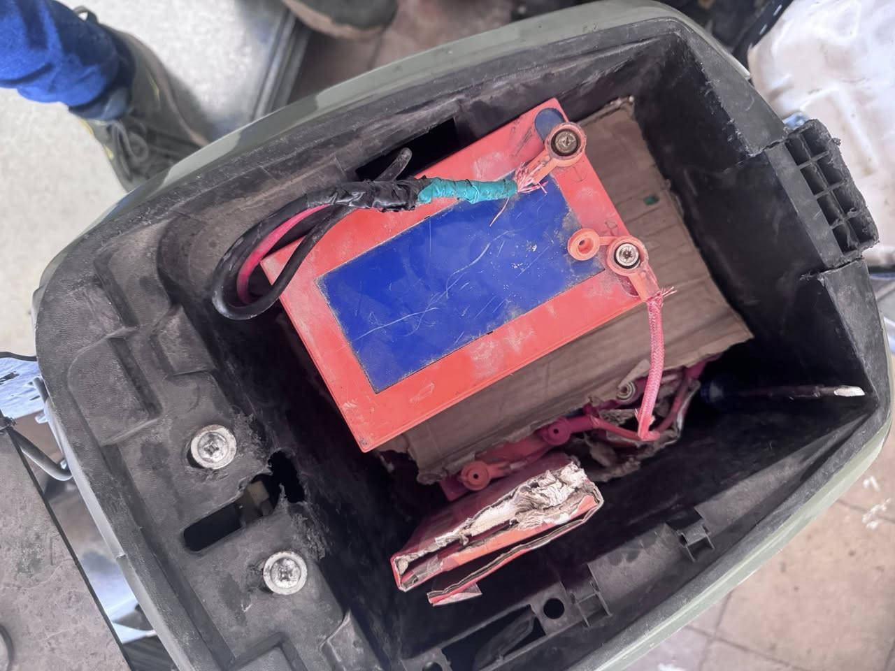 السلام عليكم دراجة شحن نوع R9 للبيع شوية يرادله ترتيب التاير الخلفي كاعد الجاملغ الامامي مكسور الدراجة يحتاجله ترتيب شوية السعر 250 مكاني بغداد الشيخ عمر


**إذا كنت صاحب هذا الإعلان وتريد حذفه لأي سبب، رجاءا أرسل رسالة إلى الدعم الفني**