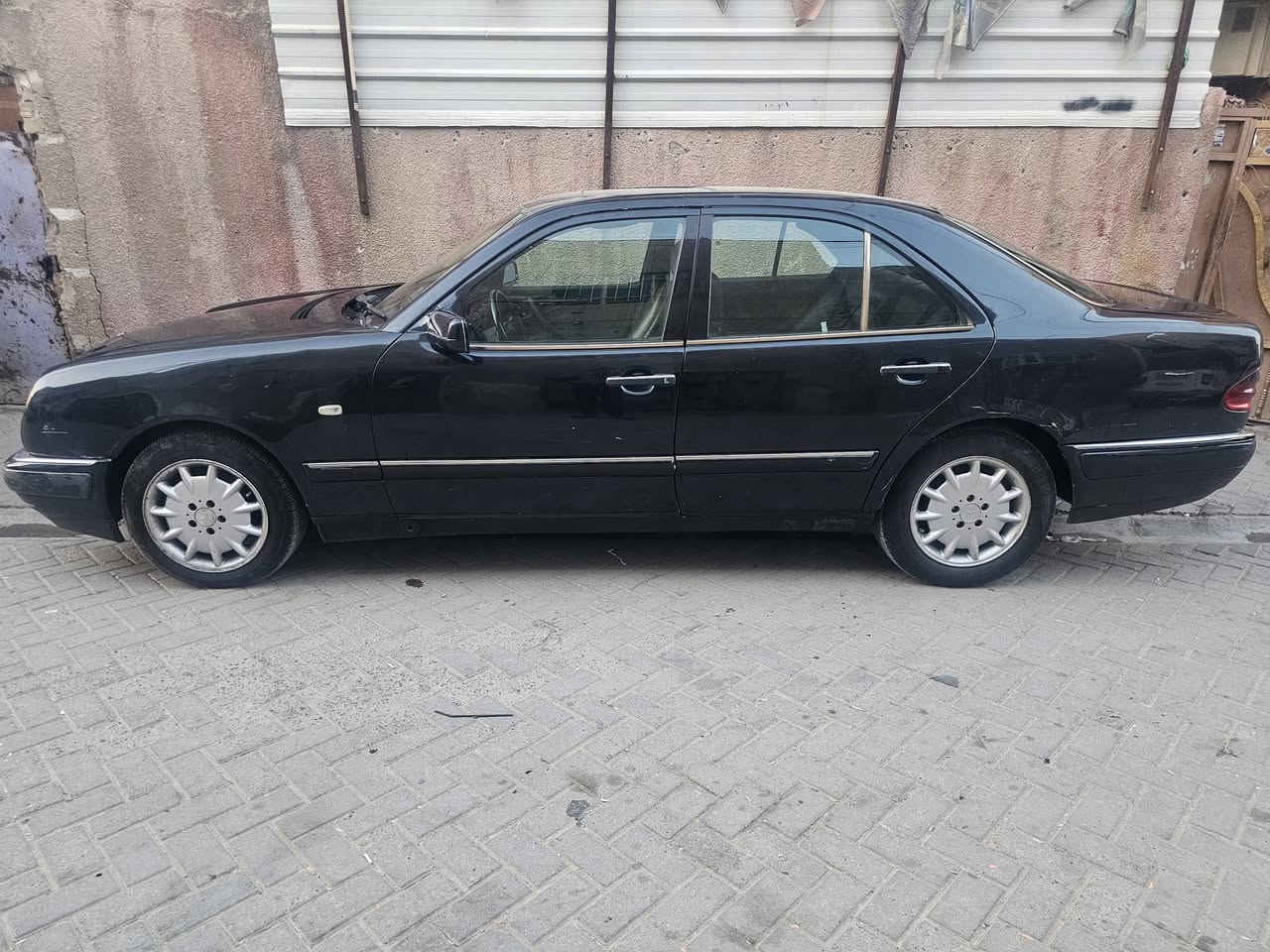 من رخصه مسؤول الكروب 
مارسيدس ٩٧ بغداد 
محرك خراطيم ٦ سلندر 
كشنات جلد كهربائي 
مصبوغه عام 
السعر ٦٠ $ 
***********
