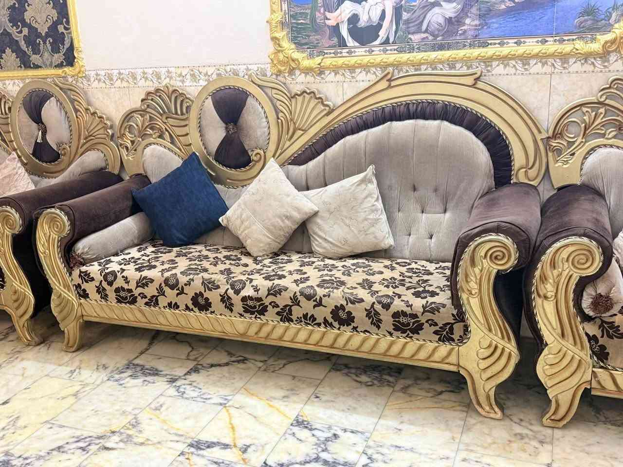 السلام عليكم تخم ونص للبيع العنوان بغداد حي اور التفاصيل داخل الصورة 
1 قطع حجم كبير
2 قطع وسط 
و 2 كراسي 
***********
250الف الحجي الكبير يرادلة ترتيب
