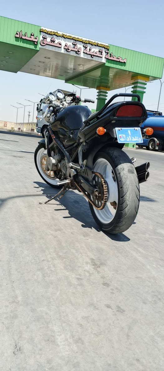 السلام عليكم بطح بانده مكينه 250الدراجه مكينه مكفوله من صوت ونظوح ودخان اي نقص مابيهه كهربائيات كلهه شغاله كيلو متر كيج الرون شغالات لايت زنون عالي ناصي السعر 900وبيهه مجال المكان بغداد الشعب وهاذه رقمي ***********
