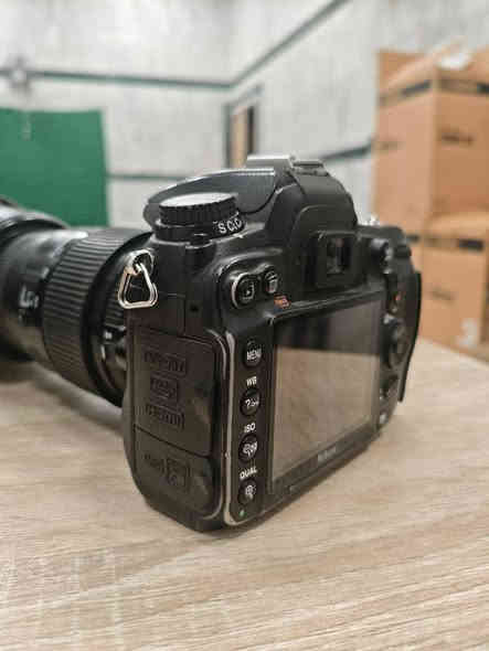 كامره نيكون D7000
ملحقاته 
بدي 
زوم 70.300
عدسة VR 18.55 الاصلية 
هود 
درع حماية 
بطاريات عدد 2
شاحنه 
جنطة 
ملاحظة / فلاش كامره بيه خلل مايشتغل 
مكاني بابل 
التوصيل مجاني 
للإستفسار والاتصال 
***********
