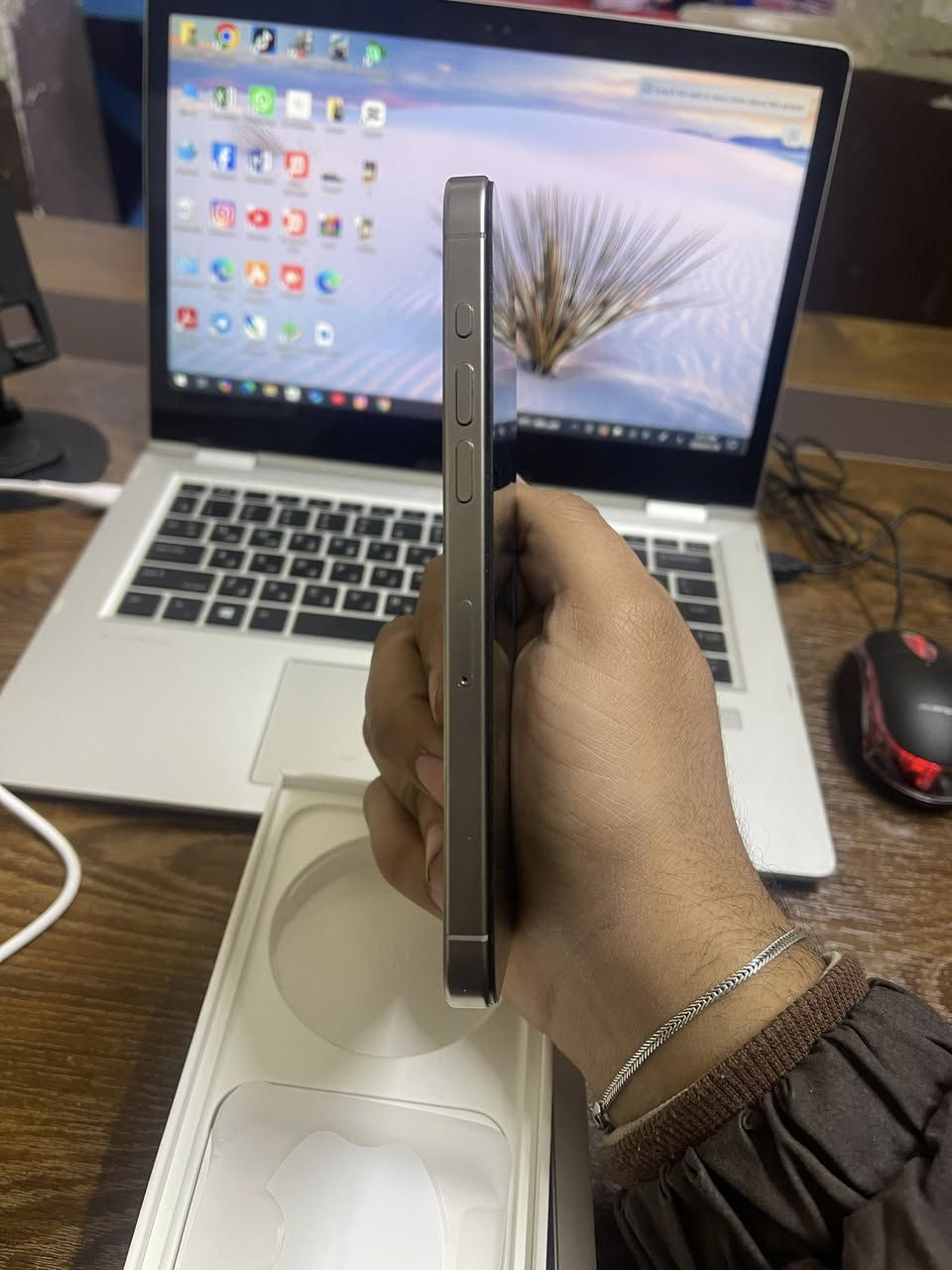 iPhone 15 pro max 
الذاكره 256
جهاز نظيف جدا مبدل شاشه وبطارية 82 
سعره 850 الف 
***********
