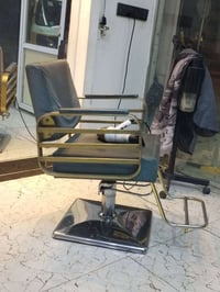 كراسي • ظهر مكسور • بغداد الغزالية