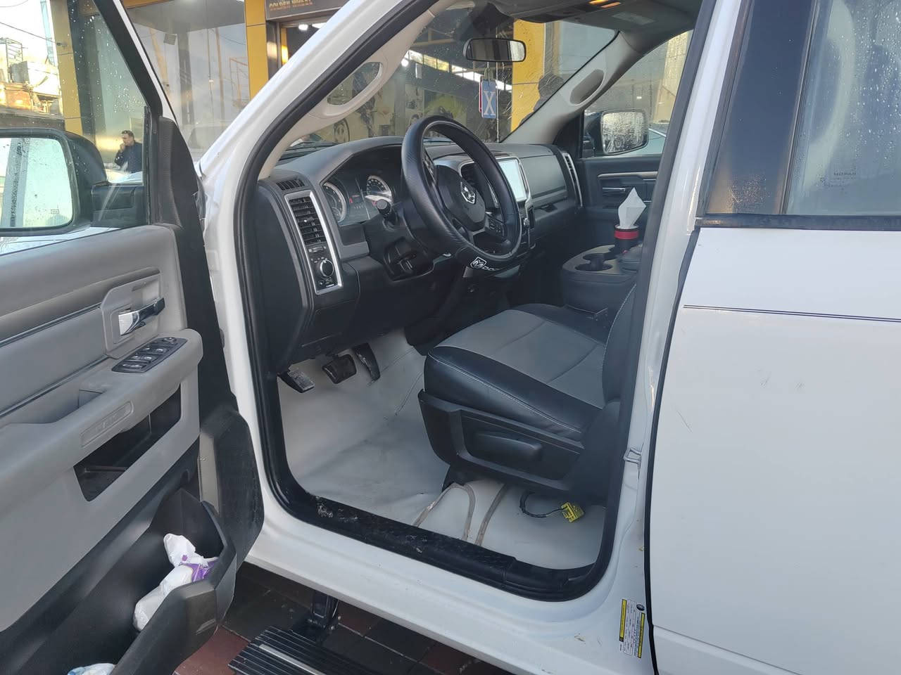 رام كلاسك ١٩ رقم أربيل ٨ سلندر ٥٧٠٠ هيمي باب طويل بدي طويل ضررها بالعراق بنيد وجاملغ مبدلات وجاملغ مصبوغ عكس السايق يعني ٤ قطع صبغ.
والباقي ضررها بأمريكا بالصور الي في أمريكا. السعر ١٩٥ ورقة وبيها مجال ويرهم مراوس ايظا.
رقم وتساب  ***********.
مكان السياره فلوجة
