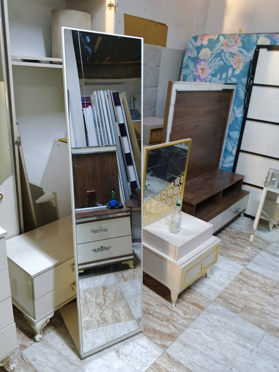 غرفه ملكي ٨ قطع سعر ٣٧٥ بيها مجال
العنده غراض للبيع راسلوني *********** او اتصال ع رقم داخل محافظه كركوك
