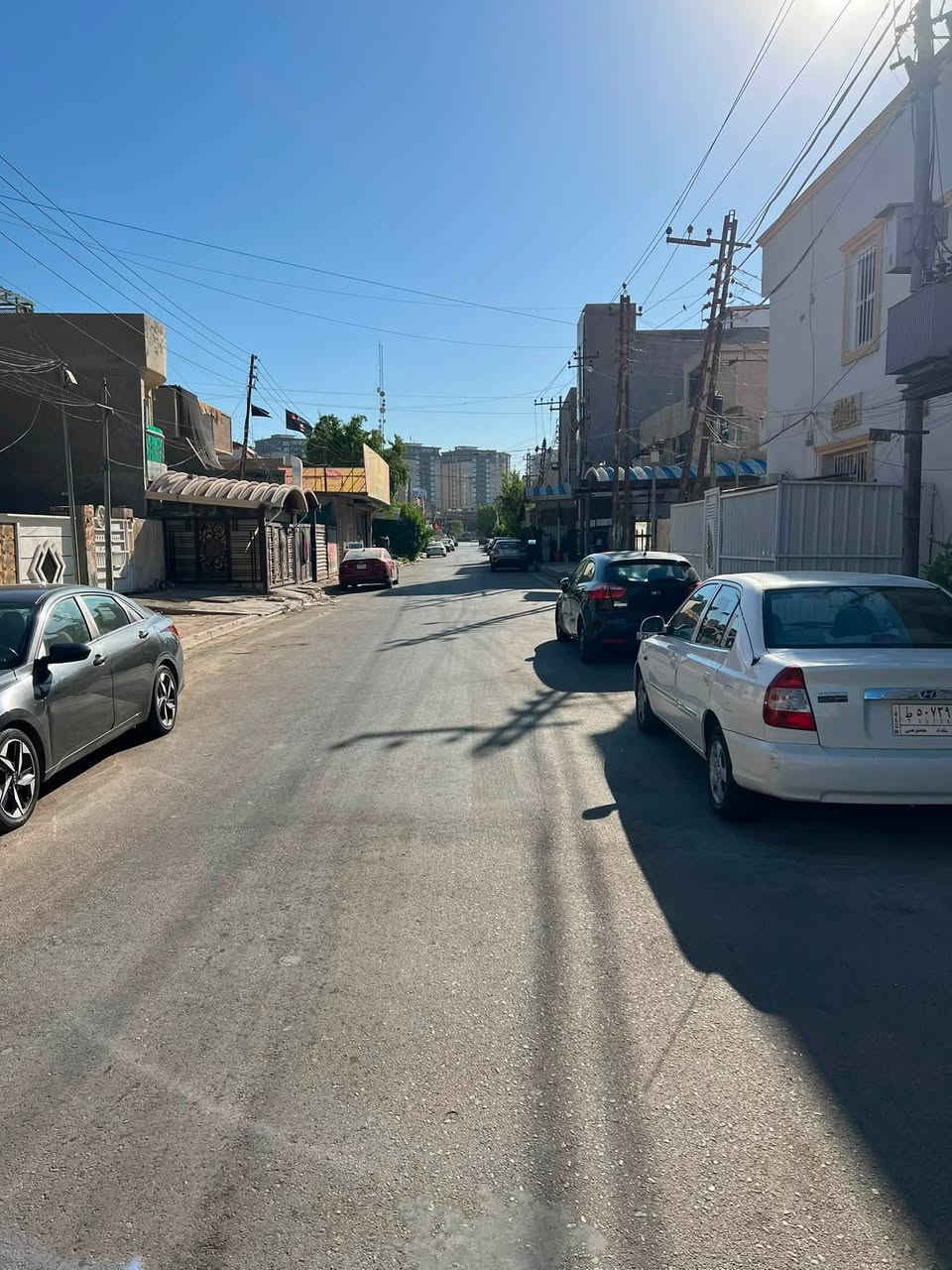 السلام عليكم
🏠 للبيع بيت المساحة 90 متر  الواجهة 9 النزال 10 نوع العقار طابو صرف يحتوي على 2 طوابق 
ويحتوي على 3 غرف نوم ويحتوي على🛁 ٣ حمامات وصاله ومطبخ ومنور و حديقة🏡 خارجية وكراج داخلي  موقع البيت حي الجهاد مربع الطائي شارع ١٥ متر مقابل مجمع النسيم ☎للاتصال مباشر مع صاحب الدار ***********
