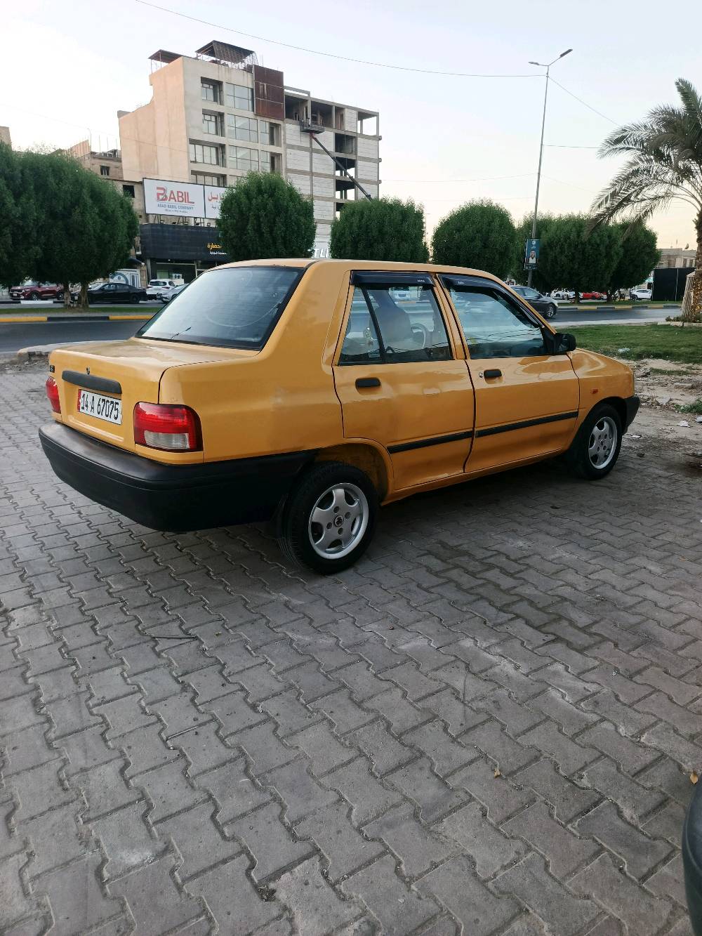 سيارة لون أصفر بحالة جيدة. الداخلية نظيفة والسيارة مجهزة بكراسي مريحة. الإطارات في حالة سليمة. مناسبة للتنقل داخل المدينة. السعر قابل للتفاوض بعد المعاينة.