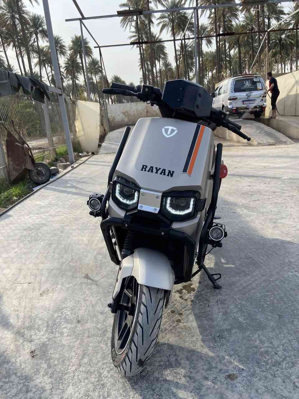 سلام عليكم دراجه ريان وحش لكون VIP لون لجديد دراجه بعدها زيرو ما مستخدمه اقل الشهر ماشيه بحدود ٢٠٠ كيلو  دراجه زلغ مابيها مكاني بغداد ماخذها اني اب ١٣٠٠ قبل اقل شهر وهسه محتاج فلوس رايدها اب 1050 وبيها مجال دراجه خدش مابيها بعدها بال ضمان 6 اشهر عل بطاريات او سنه عقل وملف دراجه كامله مكمله *********** بي واتساب او تعال خاص🤎
