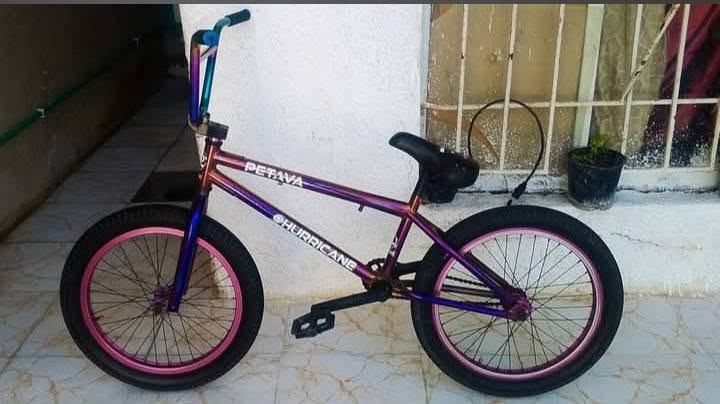 السلام عليكم بايسكل  BMX  نوع Petava Hurricana بايسكل 7 الوان نضيف مصارلي هواي من ماخذة للاستفسار ***********
