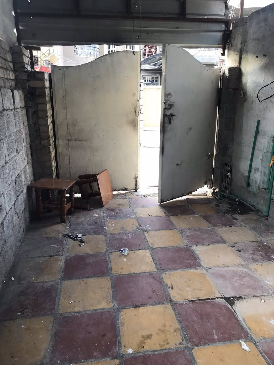 السلام عليكم دار للأيجار  كماليه شارع المصرف مساحته ١٢٥م  عالي عن الشارع يحتوي على كراج استقبال صاله غرفة نوم وخدمات والثاني غرفة نوم وصاله الايجار ٤٠٠الف المراجعه مع مكتب دلالية ابو فراس العتابي *********** وابو محمد الشمري ***********🌹🌹🌹🌹
