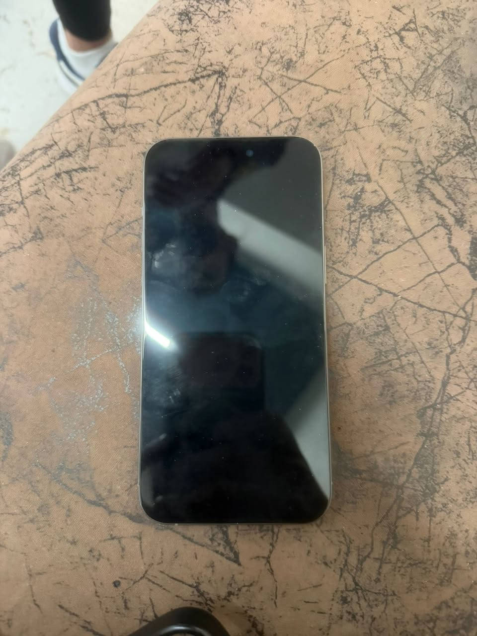 السلام وعليكم 15 برو ماكس  ذاكرة 256 نضيف الجهز 95/100 امبد شاشه اصليه من ابل   *********** سعر 850 وبي مجال
