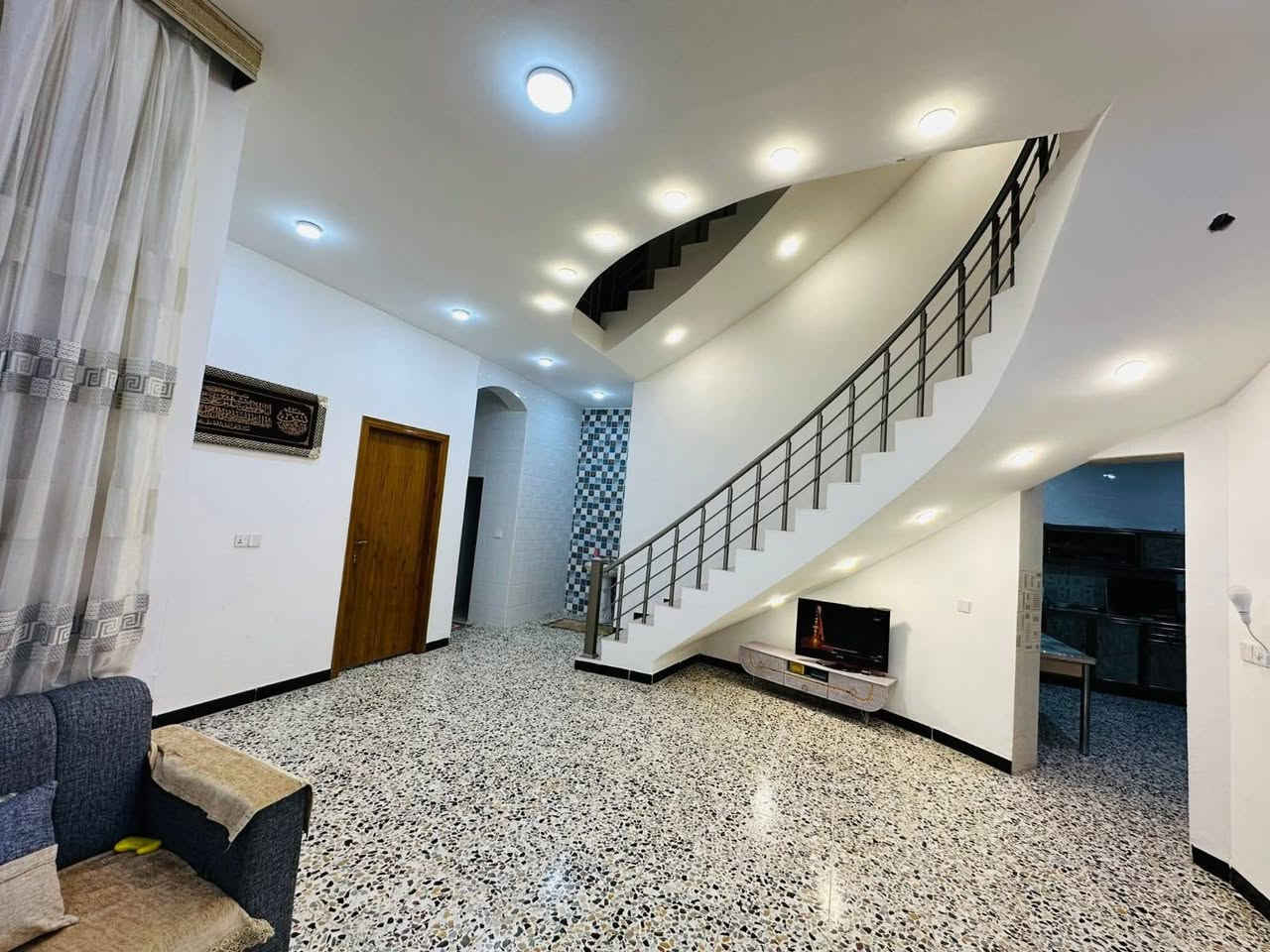 🏠 / دار للبيع مساحه 200 م طابو زراعي سند 25 

                واجهه 10م / نزال 20 م 

                 عرض شارع 10م 

🧱 بناء حديث درجه أولى 

     البيت طابقين( 4)غرف نوم 

🌏 الموقع / حله /شارع 60 خلف مدينه حمورابي

للأستفسار أكثر مراجعة مكتب اومراسله الصفحه

🏚️مكتب المصطفى للعقار  للمقاولات العامه والتصاميم الهندسيه
 
🌍 حله/ حي الامام/ نهايه شارع المستوصف

☎️ (⁦ (( ***********)
☎️ ((*********** ))
