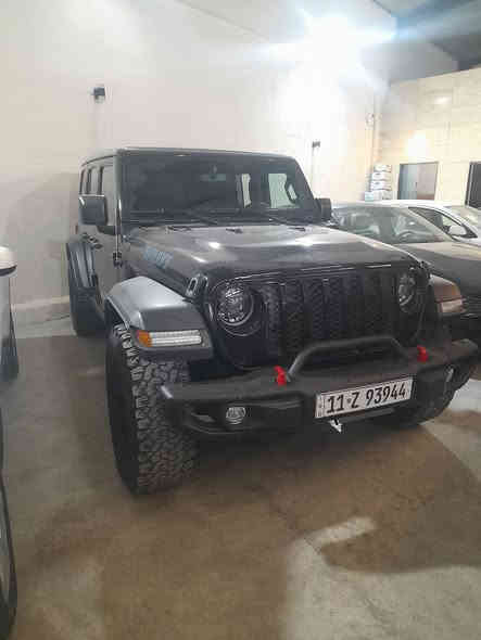 جيب رانكلر هايبرد 2023

إضاءات LED أمامية وضبابية كميزة قياسية.  ￼

 • جنوط سوداء مقاس 17 بوصة مطلية، مع إطارات “Mud-Terrain” للطرقات الوعرة.  ￼

 • شبكة أمامية (Grille) سوداء + شعار “Willys” مع لمسات التجهيز الكهربائي “Electric Blue” على الشعار وعلبة الطُقم (Tow Hooks) وبعض التفاصيل الخارجية.  ￼

 • نظام صوتي مكوّن من 9 مكبرات من Alpine.  ￼

 • حصائر أرضية مقاومة للعوامل الجوية 

دفع رباعي كامل مع قدرة اختيار وضعيّات القيادة - يوجد ترانسفير كيس Selec-Trac مع وضعية نقل منخفض (Low Range) بنسبة تقريبية 2.72:1  

2.0 ليتر توربو-أربعة سلندر مع نظام هجين - بلج-إن (أي محرك بنزين + محركين كهربائيين)

السيارة ماشيه ١٦   الف  رقم بغداد انكليزي

حادثها مثل ما موضح بابين مبدلات نفس الون . والجاملغ الامامي شبر صبغ بي
سعر 260 $$$

للاستفسار  ***********

مكاني حي الجهاد /  بغداد
