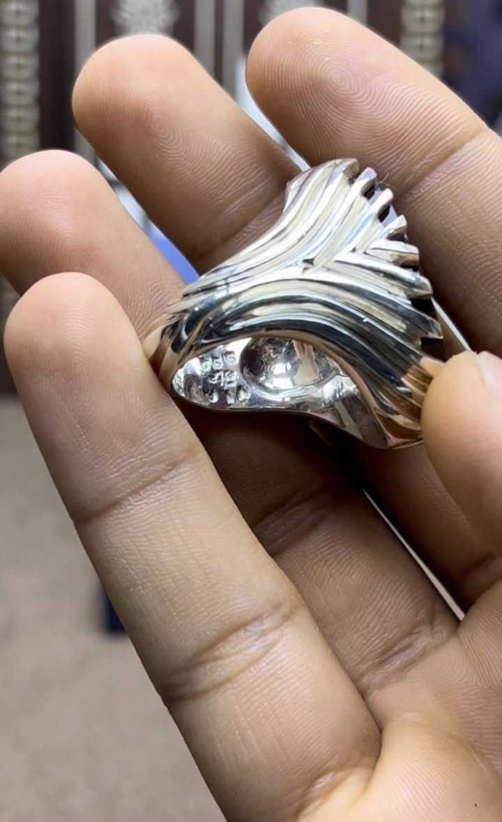 عقيق يماني كرز الكرز 
صياغة البحرين حمادة vip
خط الاستاذ الحي
مخطوط بارجست وثلث
بسم الله الرحمن الرحيم
امام الحجر
اللَّهُ لَا إِلَهَ إِلَّا هُوَ الْحَيُّ الْقَيُّومُ لَا تَأْخُذُهُ سِنَةٌ وَلَا نَوْمٌ لَهُ مَا فِي السَّمَاوَاتِ وَمَا فِي الْأَرْضِ مَنْ ذَا الَّذِي يَشْفَعُ عِنْدَهُ إِلَّا بِإِذْنِهِ يَعْلَمُ مَا بَيْنَ أَيْدِيهِمْ وَمَا خَلْفَهُمْ وَلَا يُحِيطُونَ بِشَيْءٍ مِنْ عِلْمِهِ إِلَّا بِمَا شَاءَ وَسِعَ كُرْسِيُّهُ السَّمَاوَاتِ وَالْأَرْضَ وَلاَ يَؤُودُهُ حِفْظُهُمَا وَهُوَ الْعَلِيُّ الْعَظِيمُ

خلف الحجر
صلى الله عليك يا ابا عبد الله
(الحي)
مقاس الحجر 30
مقاس الفضة 22
للاستفسار 
واتساب ***********
