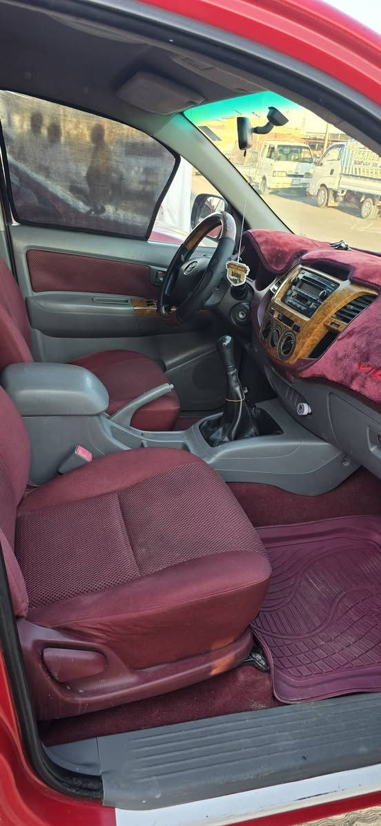 ## 🚗 **تويوتا هايلوكس (Hilux) موديل 2009 للبيع**
 * **نوع السيارة:** تويوتا هايلوكس دبل قمارة.
 * **الموديل:** 2009.
 * **اللون:** أحمر مميز ونظيف جداً.
 * **المحرك:** 2.7 VVT-i.
 * **ناقل الحركة (الكير):** عادي.
 * **المواصفات والداخلية:** داخل مخمل باللون الماروني، نظيفة جداً من الداخل والخارج، تبريد شغال، دشبول مطعم بالساج، وجام كهرباء.
### 🛠️ **حالة البودي والصبغ:**
 * السيارة مكفولة من الصبغ.
 * بيها مجرد تكحيلات بسيطة (كد شبر)
### 💰 **السعر:**
 * **165 ورقة** (16,500$ دولار أمريكي).
📍 **مكان السيارة:** صلاح الدين - بيجي.
📞 **للاستفسار والتواصل:** *********** (واتساب متوفر).
