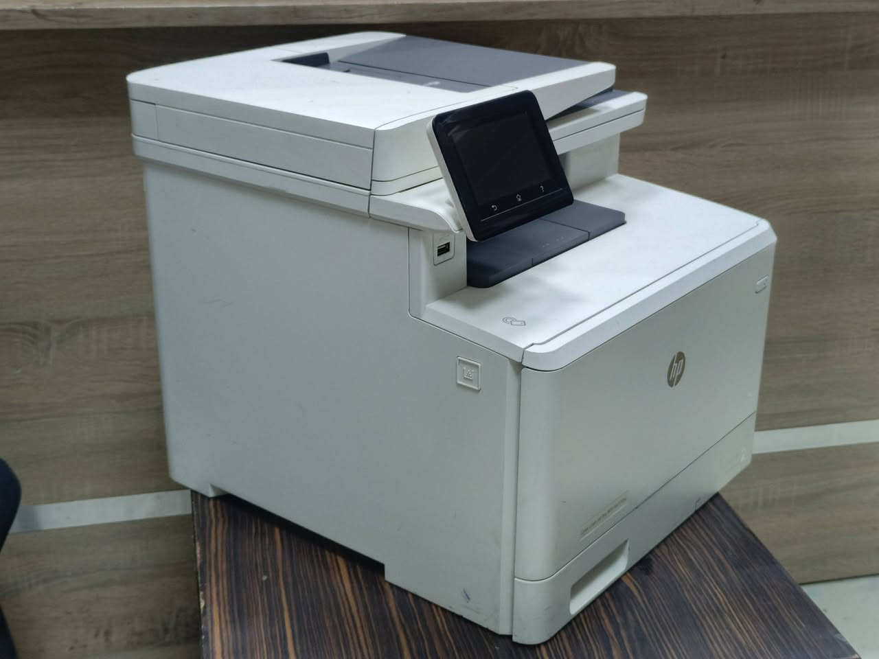 طابعة hp  موديل laser jet pro MFP M477 ليزري ملون مستعمل بحالة ممتازة سعر الحبر 65 الف تطبع 2000 نسخه نوع باودر سرعة الطباعة 28 ورقة بالدقيقة طباعة وجهين دوبلكس تحتوي Wifi يمكن ربطها على الموبايل وتابليت ولابتوب كما تحتوي على فيدر لطباعة الملازم ومجموعة اوراق بامر واحد ويمكن استخدامه في الارشفة الالكترونية اسكنر واستنساخ وطباعة مع وجود مداخل USB فلاش وشاشة ملون لسهولة الاستخدام سعر الطابعة 🚦 275 الف🚦مع كيبل كومبيوتر وكيبل كهرباء وقرص تعريف وسيت حبر جديد للطلب *********** /*********** يوجد توصيل لجميع المحافظات ملاحظة نسبة نظافة الجهاز 90 ٪ضمان تشغيل وفحص....
#طابعتي
#الصفوة
