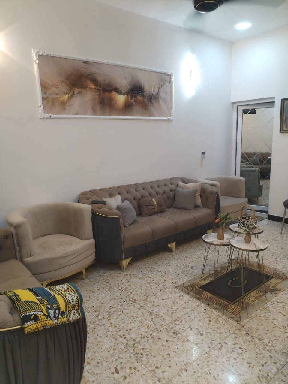 دار 100 م للبيع واجهة 5 طابق ونص
يحتوي على 2 غرف نوم
 وصحيات عدد 3 منور
حي الجهاد ديوان المخابرات
للأستفسار ☎️ *********** واتساب
