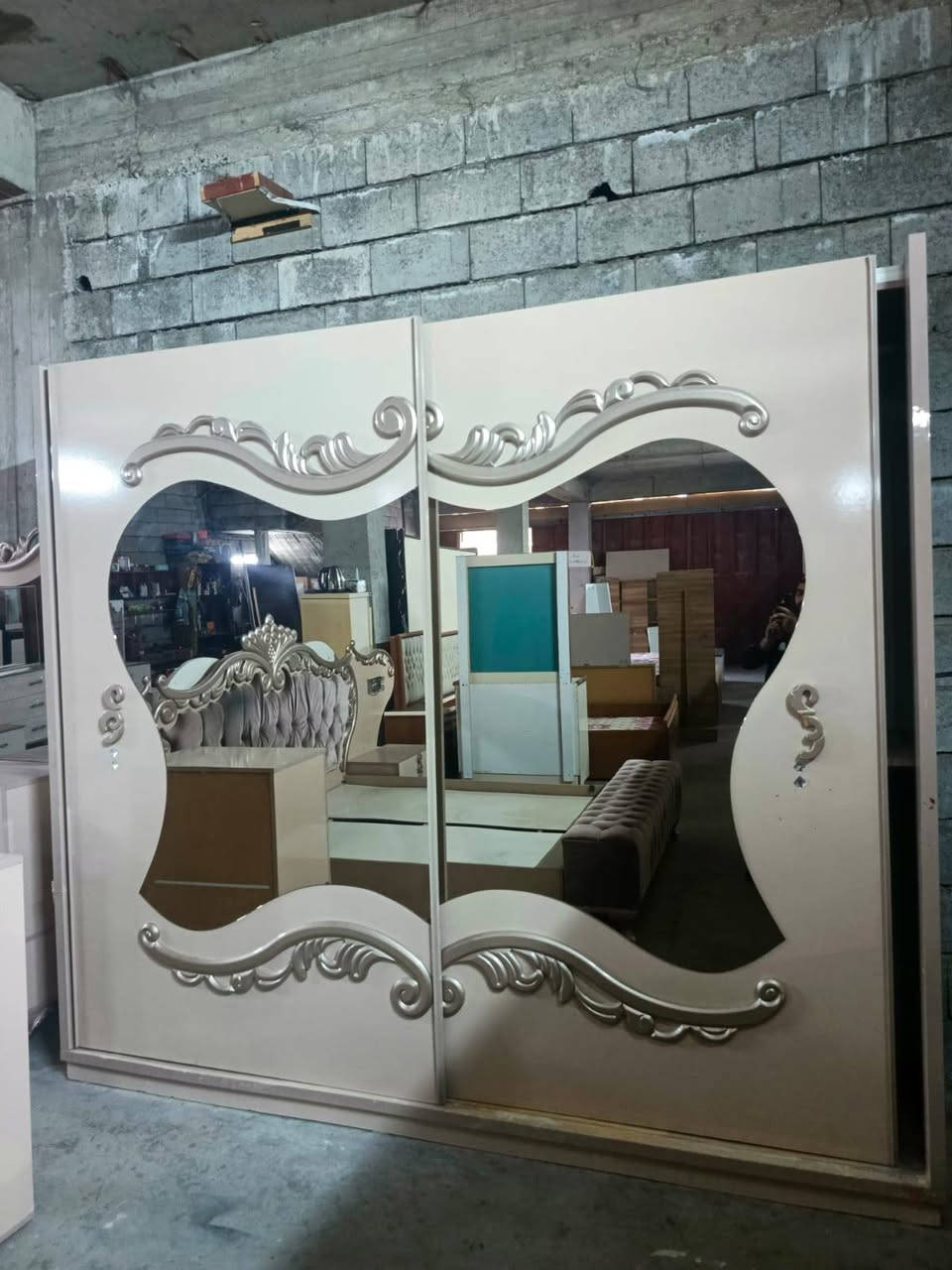 غرفة نوم ملكي اخو الجديد 7قطع متوفر توصيل عنوان كركوك سعرها 450
رقم مبايل/***********
