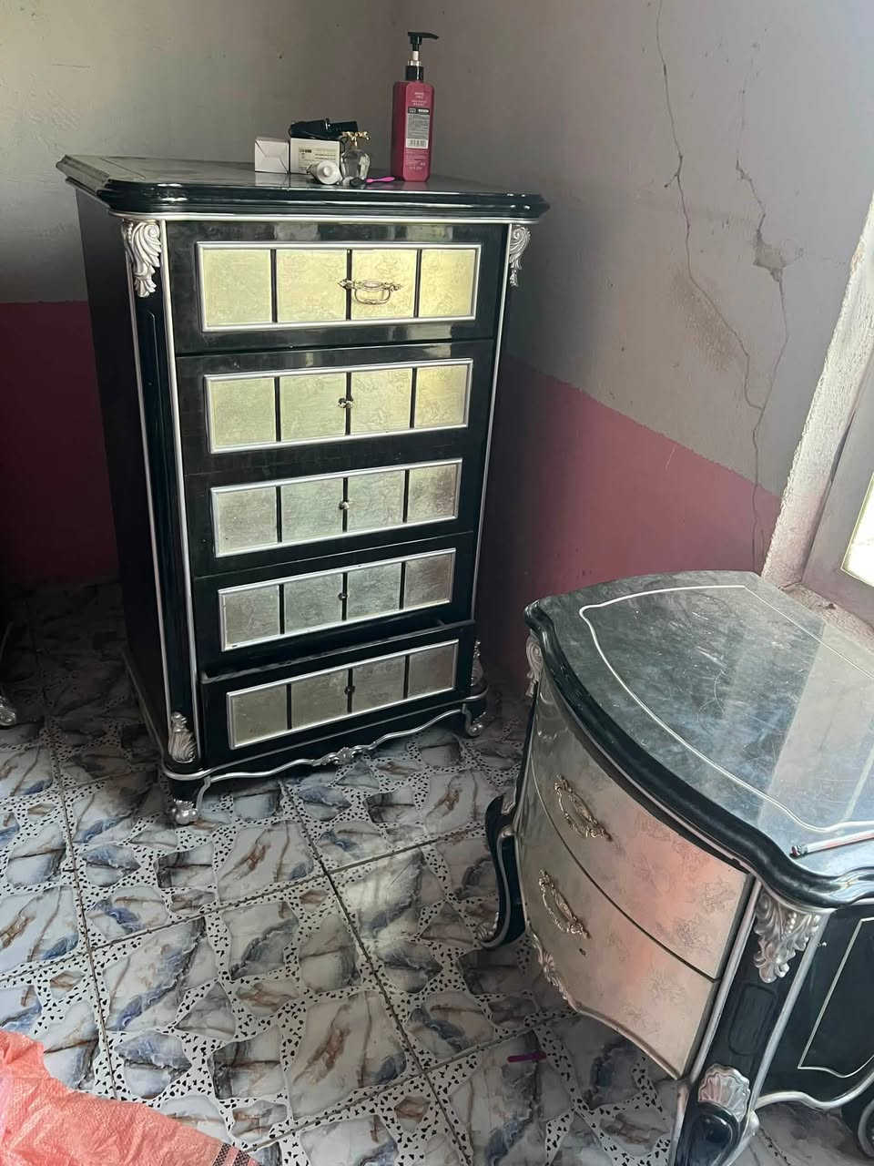السلام عليكم
غرفة أخشاب للبيع تركي أصلي درجة اولى

كلش نضيفة وما متعوبة + وياها چرباية درجى اولى

للتواصل ‭***********‬
