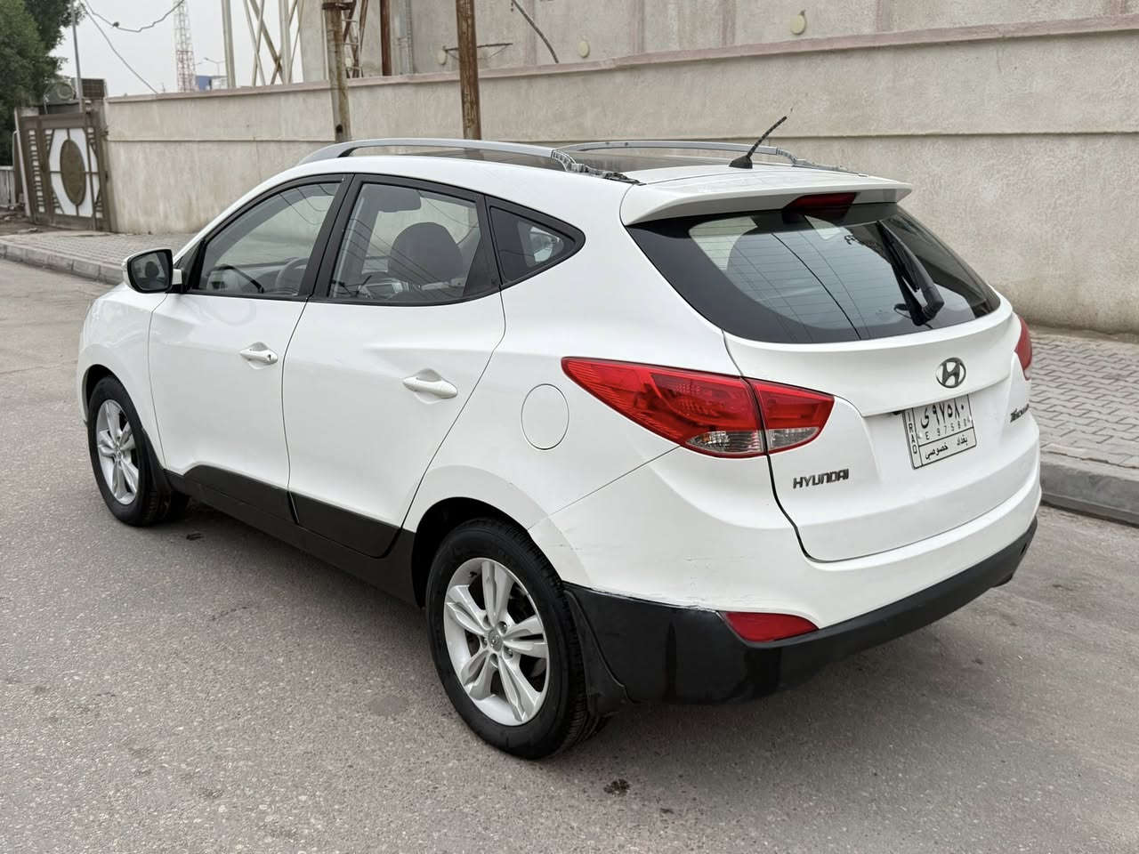 السلام عليكم 

توسان خليجي 2013
ماشيه 119 كم تحويل
فول مواصفات بنورما
كاميرا تحكمات وغيرها
بيها بابين بارد وصبغتهم مو حلوات 
وعندي الفيديو قبل الصبغ والداير شوي صبغ
سعر مناسب. 128  وبيها مجال 
سياره جاهزه محرك كير كفاله حداده تبريد 
. مكاني بصره المركز  وتدلل
هاتف / ***********
.
.
