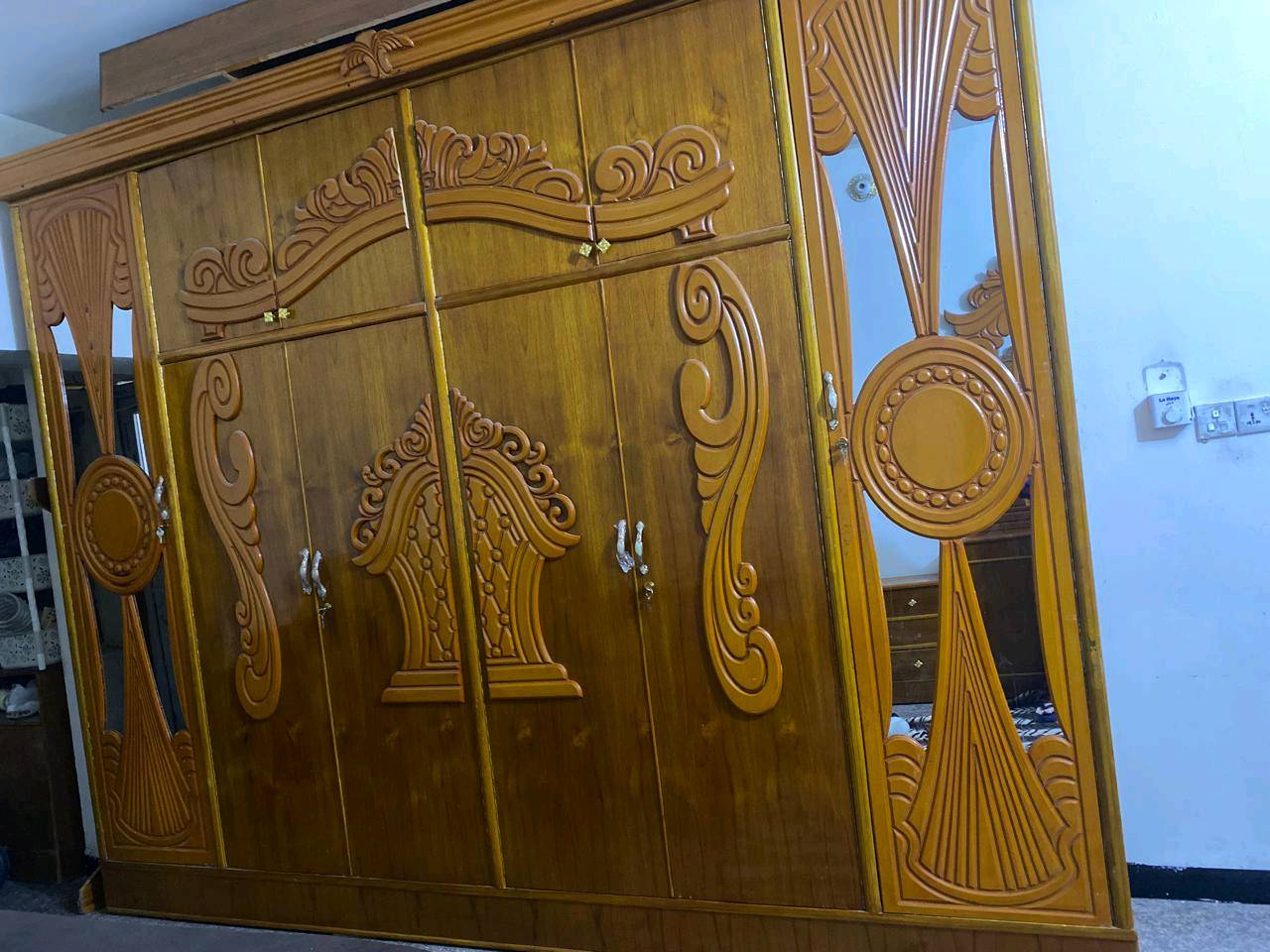 

غرفة صالة جميلة للبيع تتكون من 3 كنتورات كبيرة وكنب مريح و5 طاولات خشبية منجدة بديكور رائع. الخشب بلمعان مميز وتصميم أنيق يتناسب مع مختلف الديكورات الداخلية. الغرفة تشمل أيضًا جهاز خياطة صناعي. جميع الأغراض بحالة ممتازة.