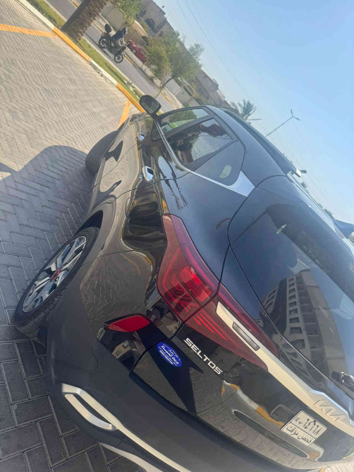 سلام عليكم سيارة سليتوس2023 SX على 
فئه سيارة فول مواصفات 1/1 سيارة وارد 

أمريكي سيارة فئه (SX) محرك سيارة 

1600تيربو يعني 🚀 سيارة دخول جديد 

حادث سياره جاملغ ونص من البنيد 

شاصي و لغد مكفول شرط لفحص بل سونار 
‏مواصفات السيارة 
 شاشة دادا شوب 
فتحة سقف 
(كشتات لون ماروني جلد  و كهرباء ) مميز 
رادار امامي و خلفي 
كامرة دواره 
مثبت سرعه                سياره ماشيه 38الف 
تحديد مسار 
شاشة كبيرة لمس 
تدفئه و تبريد بل كشتات 
تدفئه بل كشنات الخلفية 
دخول ذكي 
شاير بل مري 
تشغيل عن بعد 
تبريد قطعتين 
‏سايد بريك دكمة 
‏ باقي بعد مواصفات هواي ما ذاكر 
‏عنوان السيارة بغداد حي الجهاد 

‏سعر السياره 145 ورقة بيها مجال اتصل و سهله سياره جديده معنى الكلمه 

‏ شراي يتصل على رقم ***********
بيع بدون مراوس.   
                           طب شوف صور سياره⬇️
