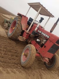 تركتر فالفو ابو اربعه للبيع  للإستفسار 07740901767