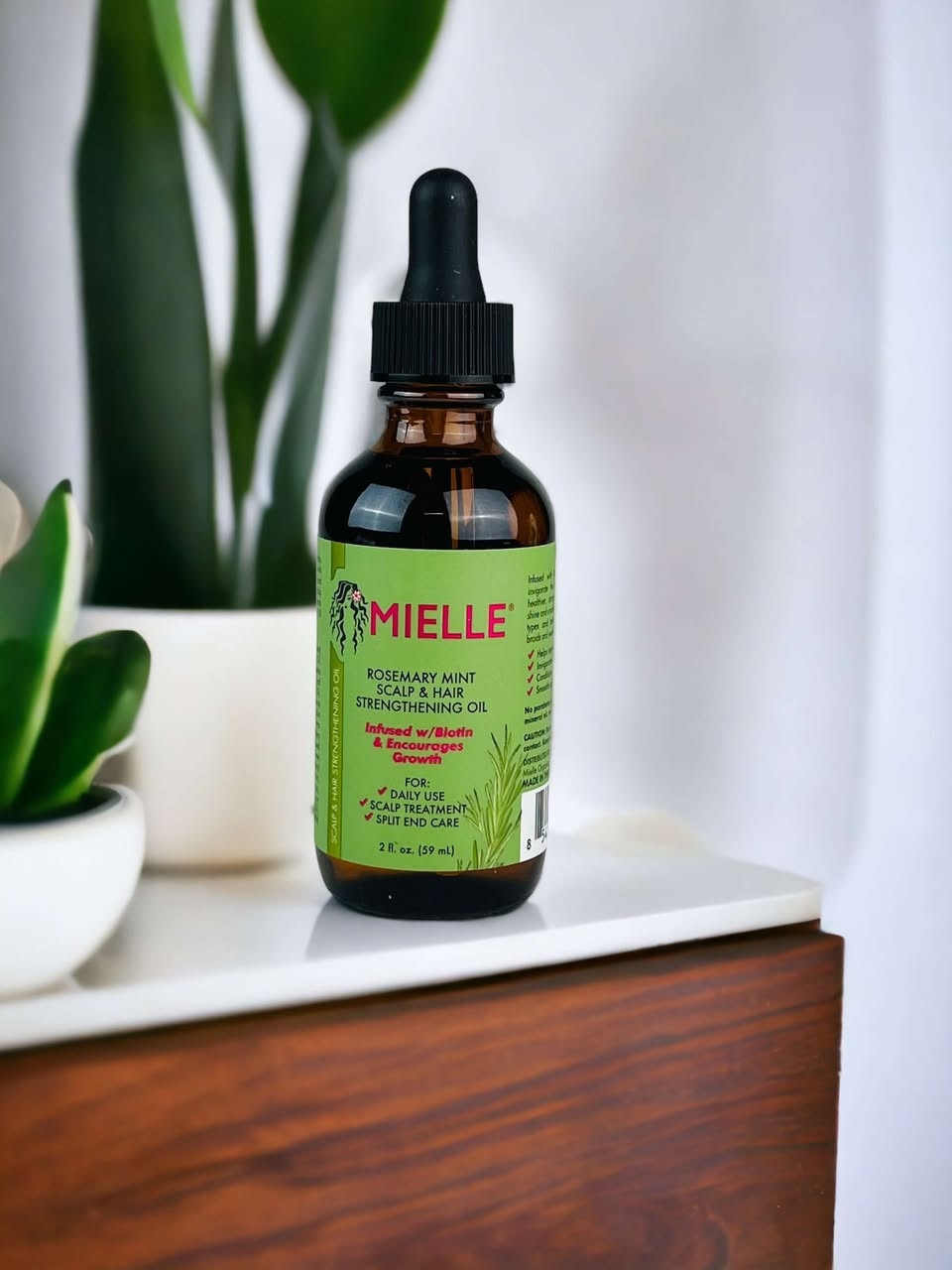 زيت يومي للشعر وفروة الرأس بخلاصة الروزماري والنعناع من ماركة Mielle

الفوائد الرئيسية:

زيت Mielle المعطر بالروزماري والنعناع هو تركيبة فريدة تجمع بين فوائد الروزماري والنعناع لتغذية فروة الرأس وتقوية الشعر. يعمل الروزماري على تحفيز نمو الشعر بينما يقوم النعناع بتهدئة وترطيب فروة الرأس. مع مكونات طبيعية أخرى، يساعد هذا الزيت في تعزيز صحة الشعر وتقليل التساقط.

طريقة الاستخدام:

ضعي كمية قليلة من الزيت على فروة الرأس والشعر. قومي بتدليكه بلطف. يمكن استخدامه يوميًا أو حسب الحاجة.

مميزات المنتج:

يعزز نمو الشعر ويقلل من التساقط.

يرطب ويغذي فروة الرأس.

يمنح الشعر لمعانًا ونعومة.

خالي من المواد الكيميائية الضارة والبارابين.

مناسب لجميع أنواع الشعر والمسامات.

الحجم: 30 مل
للحجز/***********
