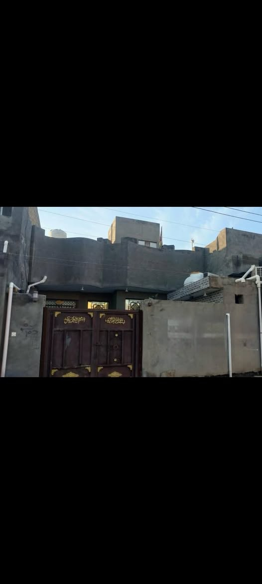 السلام عليكم ورحمة الله دار للبيع في حي السلام مساحة150متر )7.5*20(  بناء طابق ونص درجة اولى وغير مطلوب اسكان لتواصل والاستفسار 
***********
