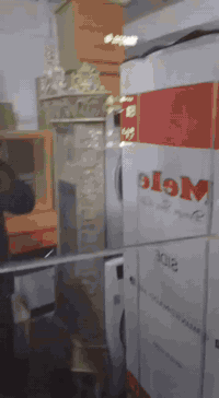 ثلاجة معة مجمدة بابيت لرجلك وبيها براد  ومعمل ثلج العنوان الشعب 077575...