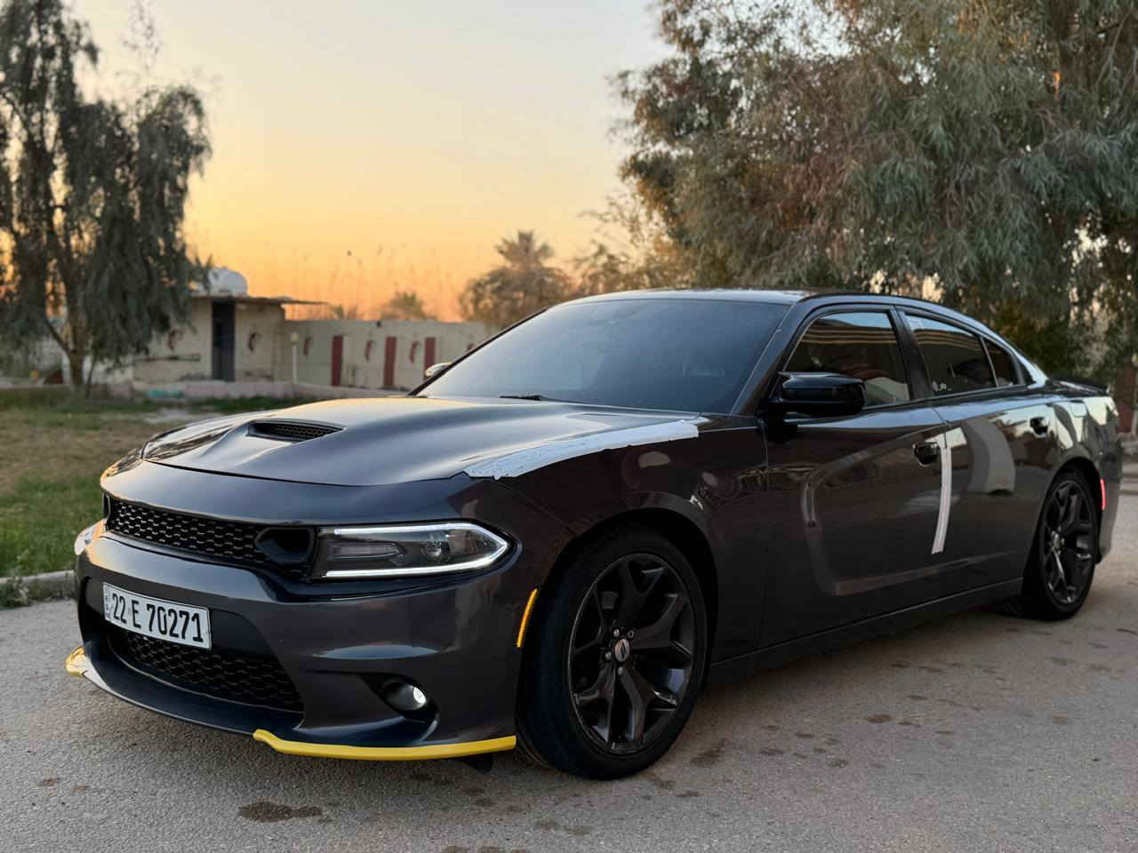 السلام عليكم للبيع  جارجر 2020GT سيارهV6 وارد كندي احدثها جملغ الامامي و البنيد محدثه مال SRT سياره فول مواصفات ماعدا الفتحه كشن حضن تدفه وتبريد بل كشنات الاماميه والخلفيه خزن ميموري تدفه بل ستيرن هيتر بل مري وقلاب توقف ذاتي عند فتح الباب تشغيل عن بعد سياره جاهزه من كلشي تخم تاير وحداديه ومكينه وكير كفاله  وعليها دبات رياضي عل  ريموت  سياره رقم اربيل الدولي وكاله أو تحويل.    السعر187.$ الاستفسار ***********
