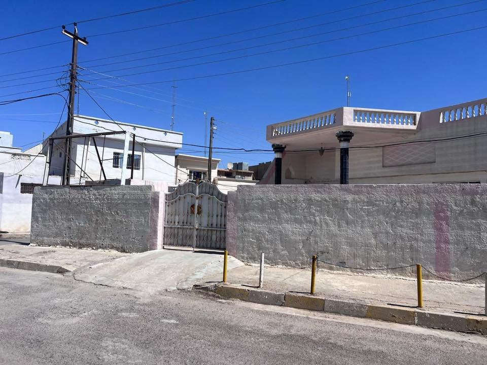 السلام عليكم دار للبيع وبسعر مناسب. المساحة 400 متر ركن مقابل محكمة صلاح الدين- شارع الاحتفالات على الخدمي يصلح بناء مكاتب للمحامين . للتواصل على الرقم ( *********** )
