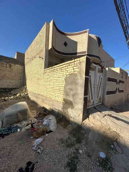 سلام عليكم مشتمل مساحة ١٠٧ متر عرظ البيت ٥ ونص متر غرفه وصالة وستقبال ومطبخ مسلح طابوق جمهوي  سيراميك كاشي على اخر حباية بيتونة كبيره سطحين جاهز البيت فارغ كامل بناء جديد الامن الداخلي الجمعية الثانيه  سعر ٨٧ البيت بسمي *********** مكلف بالنشر اتصل على التلفون
