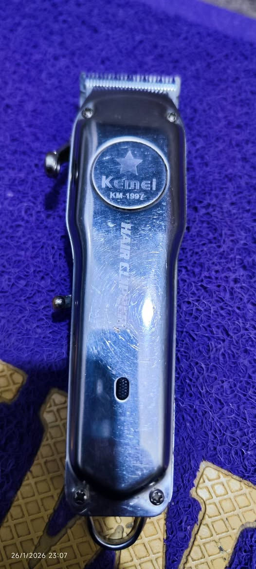 مكاين حلاقه للبيع نضيفه والميز هم نضيف مكاني كركوك***********
