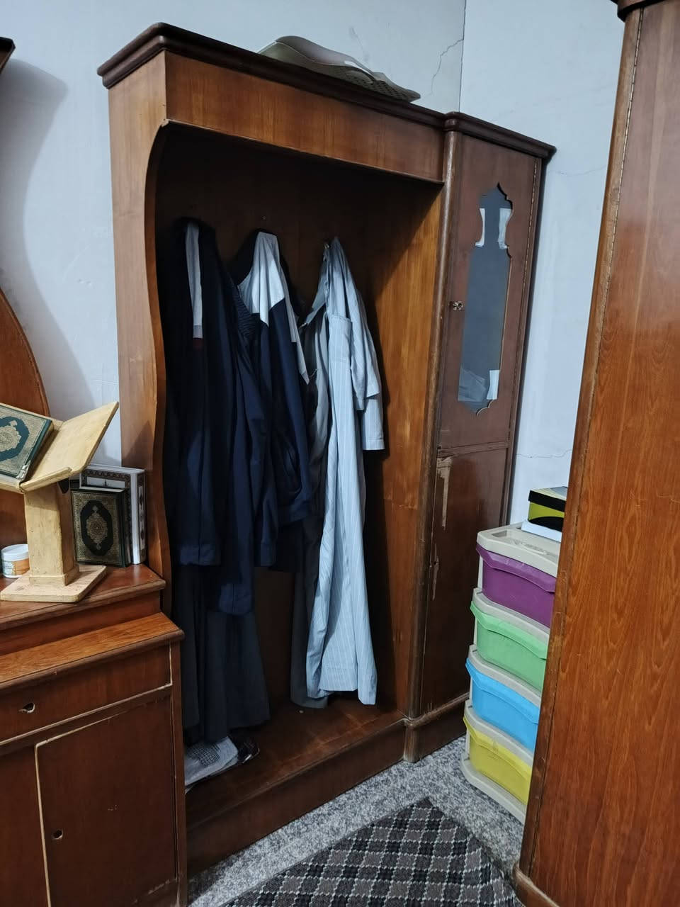 غرفة أخشاب خشب صاج أصلي مستخدمة نضيفة ٦ ابواب👍
كامل ملحقاتها 
سعرها 💵 ٥٠٠ ألف 
التواصل على هذا الحساب
أو على هذا الرقم ‏‪***********‬‏
