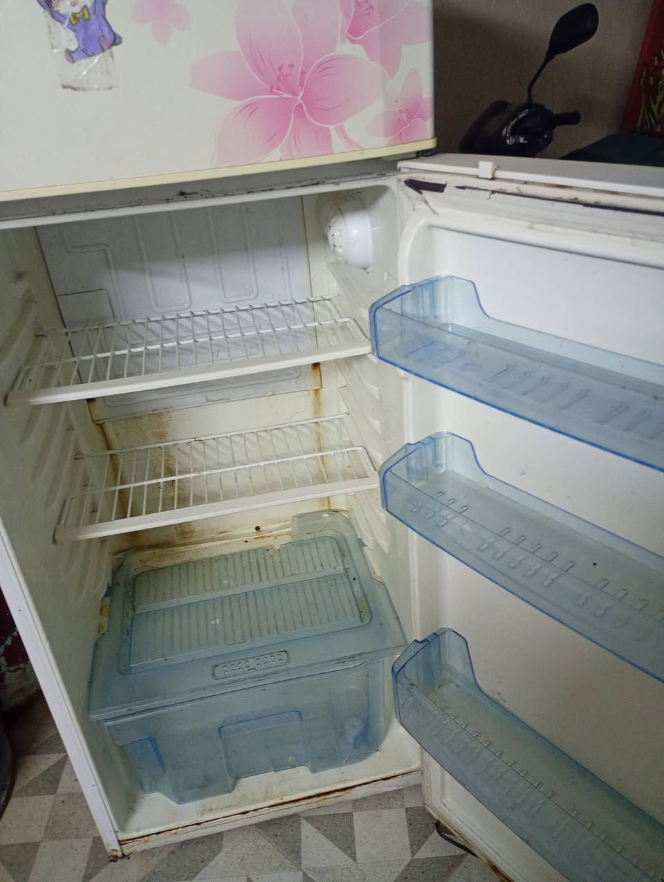 ثلاجة LG ماطوره شغال دواخل نظيفة منقصه غاز سعره 75 ألف حله شارع 80 خلف مدينة ألعاب  أرض ***********
