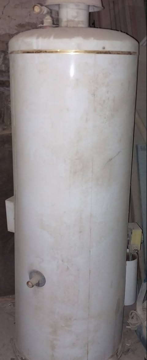 ❣️سخان كهرباء وغاز عملاق 240 لتر للبيع في الاعظميه❣️
السخان شغال 100/100 على الفحص موجود بالاعظميه.
 يشتغل غاز وكهرباء مأخذيه ب 350 وهسه رايديه ب 175 يعني بنص سعره... والسعر نهائي ما بيه مجال.
 ابو علي
*********** بيه واتساب
