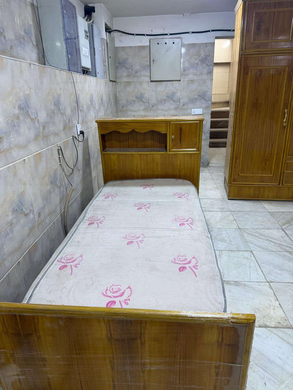 السلام عليكم غرفة للبيع ام النفر و٣ بيبان وميز تواليت مثل مال بلصور والفديو الغرفه نضيفه وجديدة بعدها حته يداتها بل نايلون سعرها ٤٠٠ الف لان جديده بعدها وبيها مجاال كلش بسيط عنوان كرادة داخل 
الرقم 
***********
