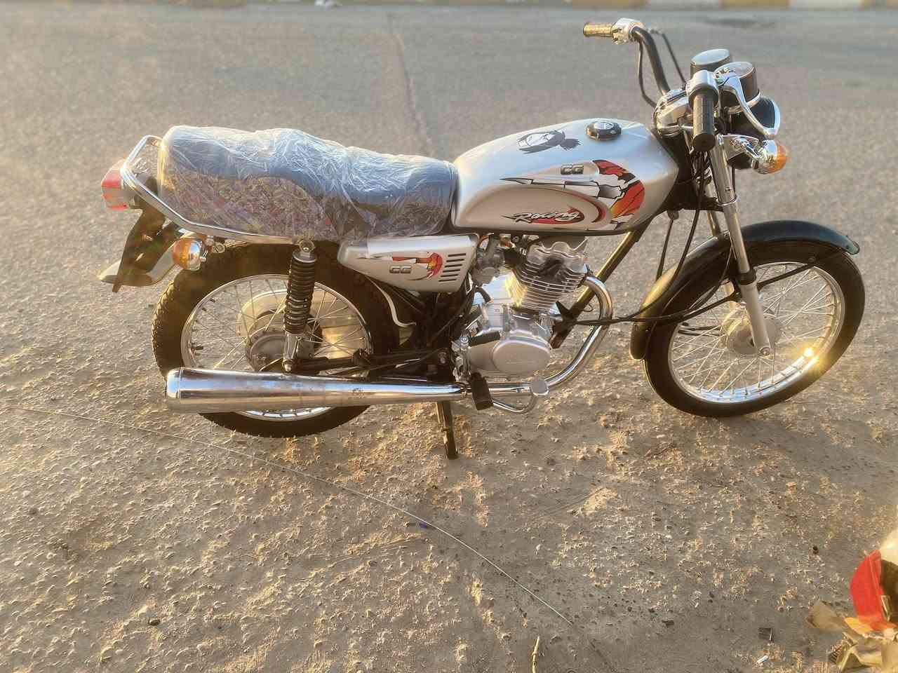 سلام عليكم دراجه نامه اصلي صارلها شهرين معمره تعمير اصلي جاهزه ماعوزها كلشي وبرغي مامفتوح بيها مكفوله وراق ٧ بيها سكنر مكاني العماره مغربه سعر ٨٥٠ وبيها مجال للشراي تصال ***********
