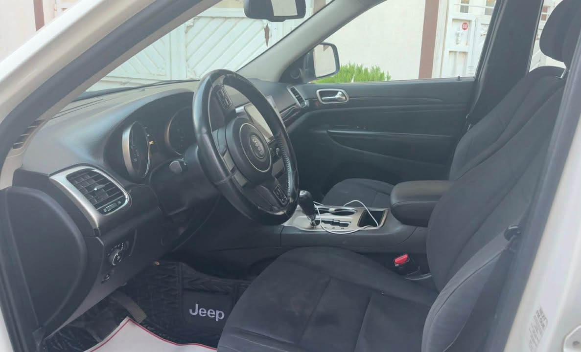 سلام و اخوان 
جيب لاريدو موديل 2011 دبل اكسل 
كلين تايتل بدون صبغ بدون ضربة 
لون ابيض مواصفات اعتيادي شاشه و كامرة خلفية 
بصمة تشغيل و دبل اكسل گير محرك كهربايات بشرط 
رقم سنوية كلة جديد بسمنه مكان سيارة كركوك و سليمانيه 
سعر 164 و بيها مجال قليل 
*********** كركوك, العراق
