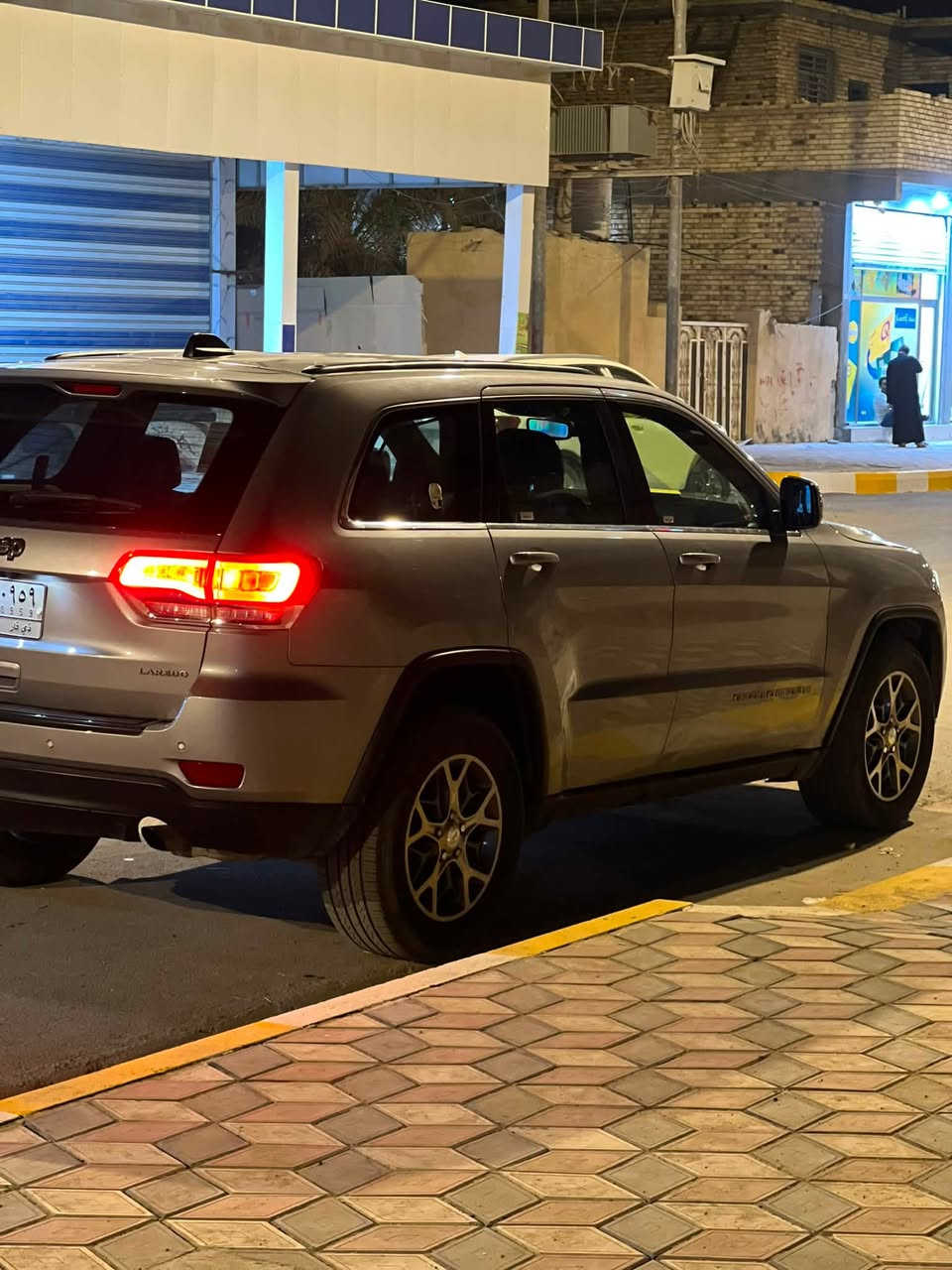 سلام عليكم
للبيع جيب لاريدو 17 اصل مواصفات الاريدو معروفه كامره انضمت قياده سبورت شفتات ستيرن 
حادثها جاملغ وبنيد بيها صبغ جاملغات الاماميه ثنين وبنيد وبيها طخه بسيطه باب السايق والخلفي بيهن صبغ بس الحافه الجوه محدده بالصور سياره كامله بسمي مداور ثاني يوم  السعر 190 وبيها مجال للاستفسار ***********
مكاني سوق الشيوخ ناحية الفضلية
