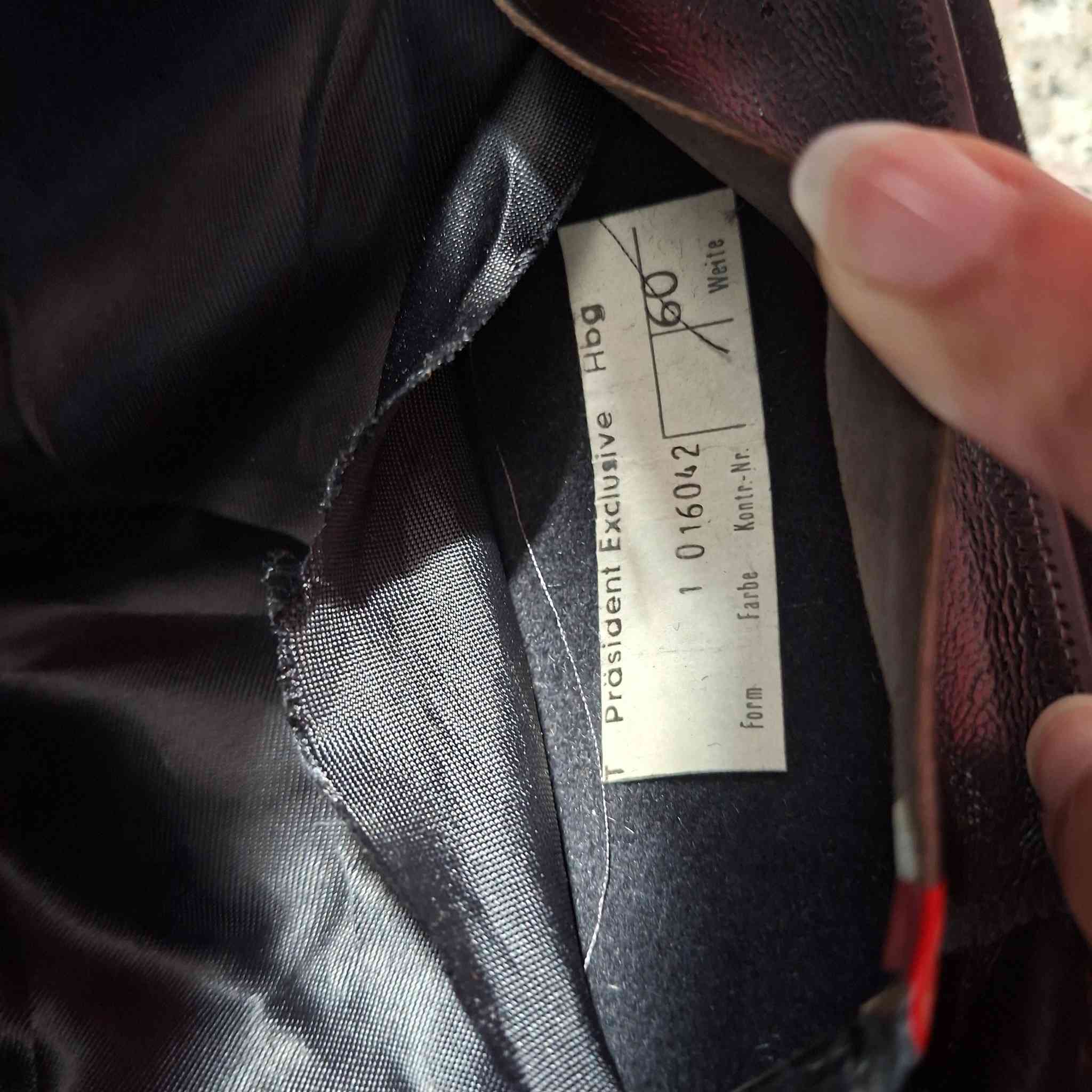 🎩 لمحبي الفخامة الكلاسيكية.. قبعة MAYSER ألمانية أصلية
لكل من يبحث عن التميز والأناقة التي لا تنتهي، نقدم لكم قبعة من الماركة العالمية العريقة Mayser (صناعة ألمانية منذ عام 1800). قطعة فريدة تجمع بين الجودة التاريخية والمظهر العصري.
✨ مميزات القطعة:
الماركة: Mayser (أصلي 100%).
الإصدار: Präsident Exclusive (الفئة الفاخرة).
الحالة: ممتازة جداً (نظيفة كما موضح في الصور).
اللون: أسود ملكي فاحم.
القياس: 60 (Weite 60).
التفاصيل: مبطنة من الداخل بشريط جلدي أصلي لراحة تامة أثناء الارتداء، مع لوغو الماركة الذهبي المميز.
💰 السعر المقترح: 100 ألف دينار عراقي.
🚛 متوفر توصيل لجميع المحافظات
📱 للتواصل والاستفسار عبر الواتساب:
***********
